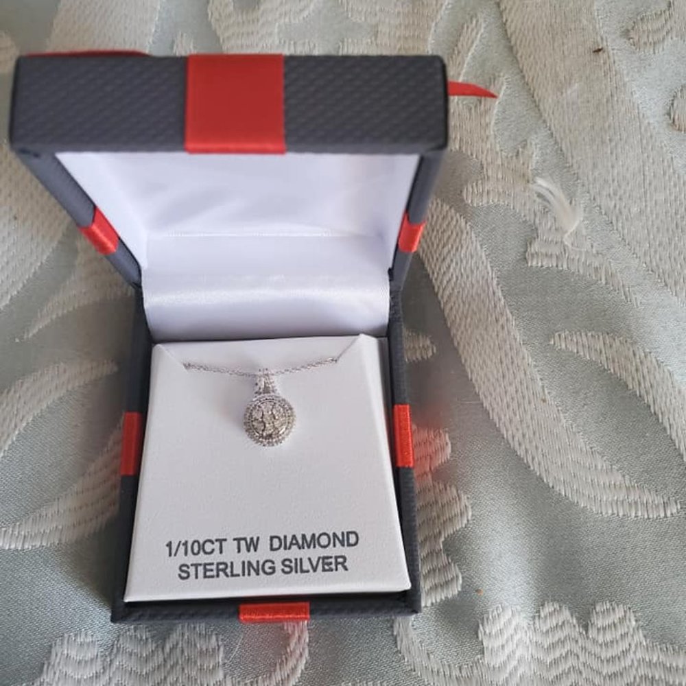 Beautiful 1/10 carat diamond necklace